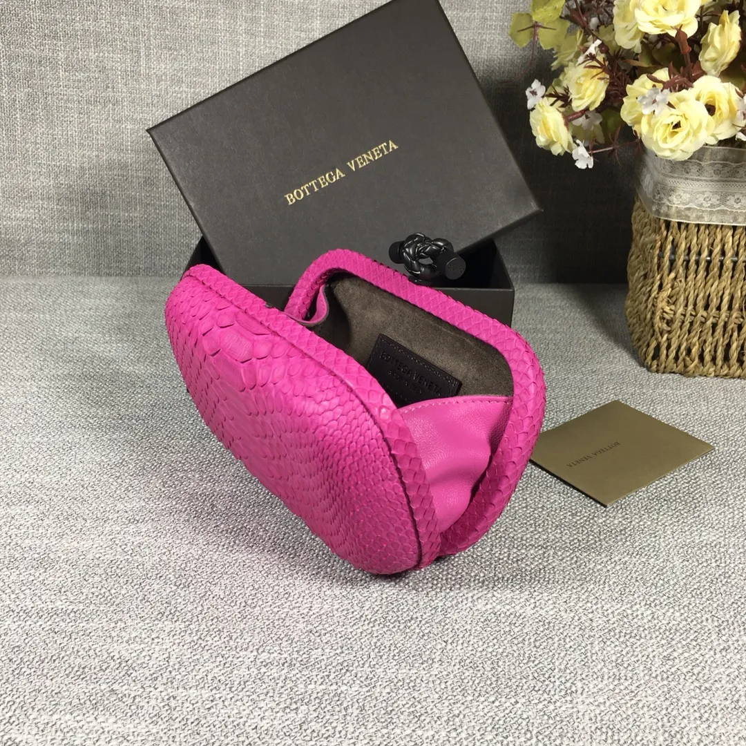🔥🔥Model No. 8651🔥🔥This elegant clutch bag is one of the most popular handbags in woven bags. It is an interpretation of a classic design that was reintroduced in 2001. Since its launch, the Knot clutch has exhibited exquisite craftsmanship and integrated different styles from low-key to flamboyant. Each new Knot product demonstrates the irresistible and timeless charm of this classic handbag. This luxurious handbag features the signature braided rope buckle and is crafted from rare yellow-ringed forest snake and water snake skins. More charming and luxurious texture. Size: Small 16.5cm